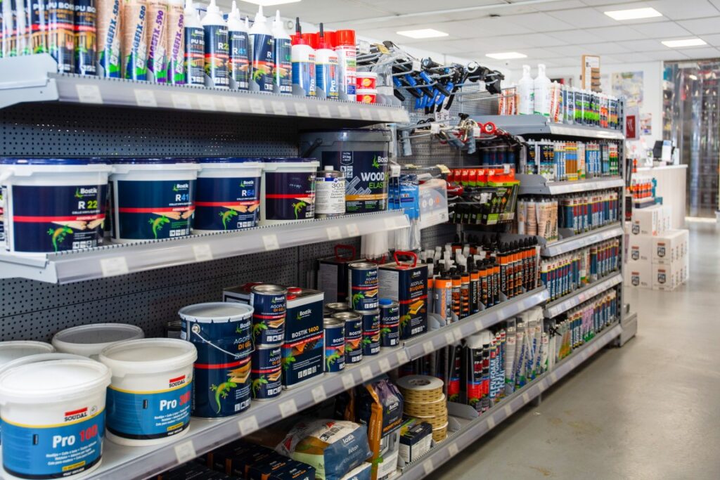 mastic, colle et silicones disponible chez quincaillerie morel à dax près d'orthez