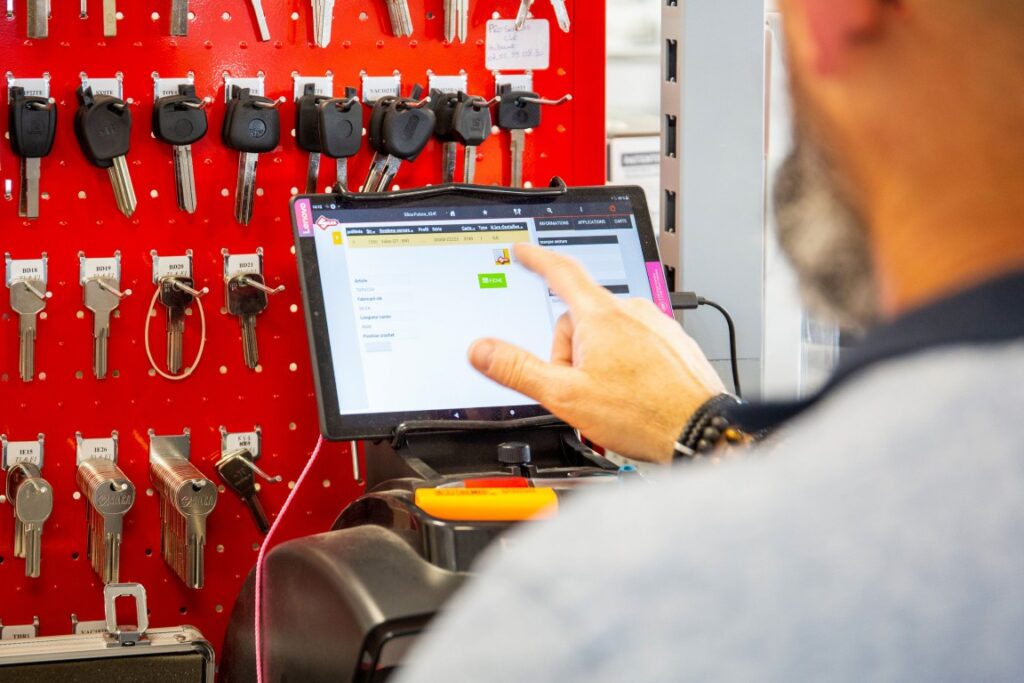 activation d'une serrure électronique à dax chez quincaillerie morel