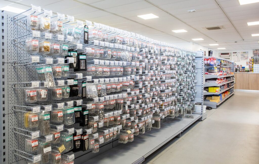 charnières, paumelles, gonds, quincaillerie pour batiment à dax