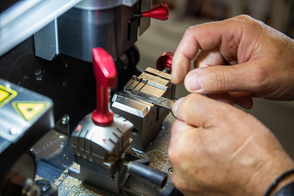 professionnel en train de reproduire des clés