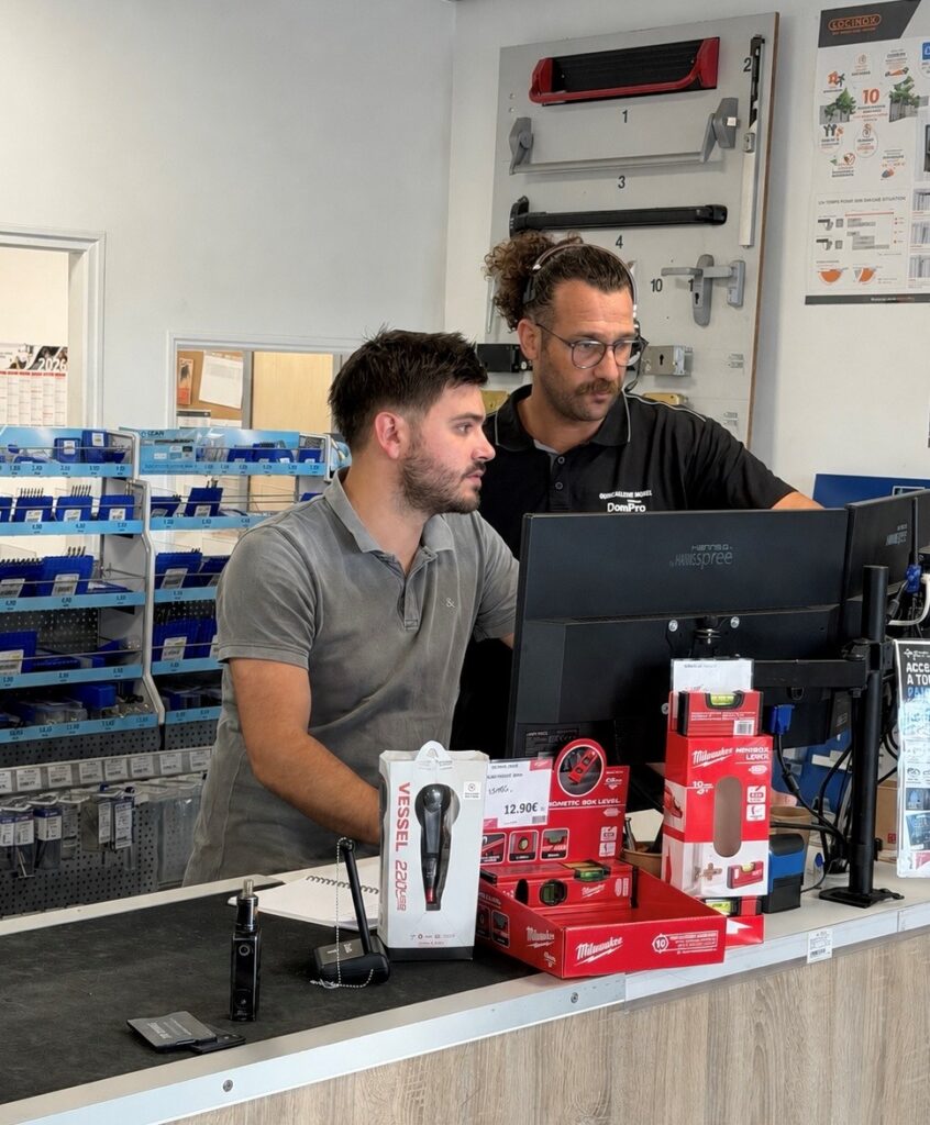 Accueil au guichet de la quincaillerie Morel